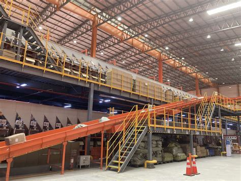 SPX Express unveils biggest sorting center .